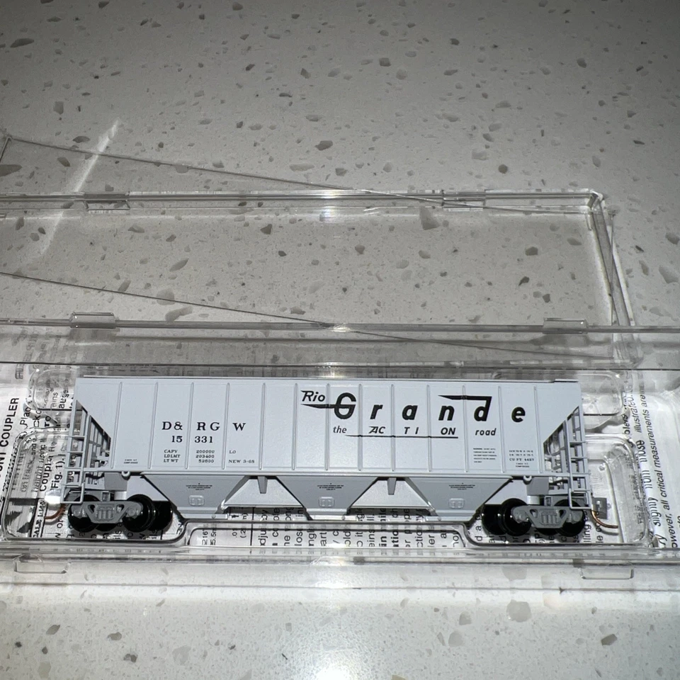 Micro-Trains 09600070 N Scale Rio Grande 3 Bay PS2 Covered Hopper D&RGW 15331 - Image 3 of 4