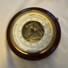 Baromètre anéroïde rond analogique à cadran sur support en bois