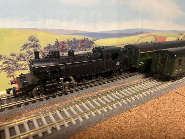 Hornby acHO French Railways (SNCF) Suburban Steam Passenger set - used.