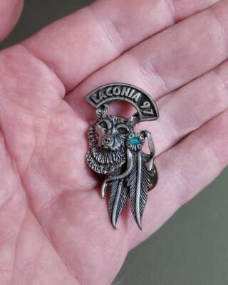 1997 LACONIA N.H. NEW HAMPSHIRE -BIKER PIN- Wolf Feathers Southwestern Style 