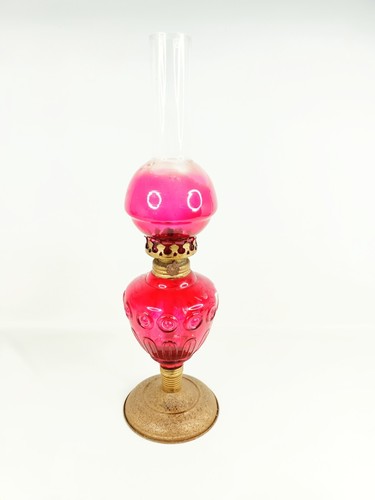 Red Glass and Brass Vintage Oil Lamp Collectable home decor collectable 16" - Picture 10 of 24