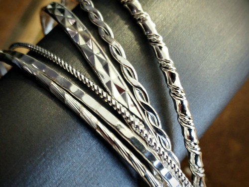 Schöne & Voguish sechs (6) Armbänder silberfarben ~ Blumen, Punkte & gehämmertes Muster - Bild 1 von 6