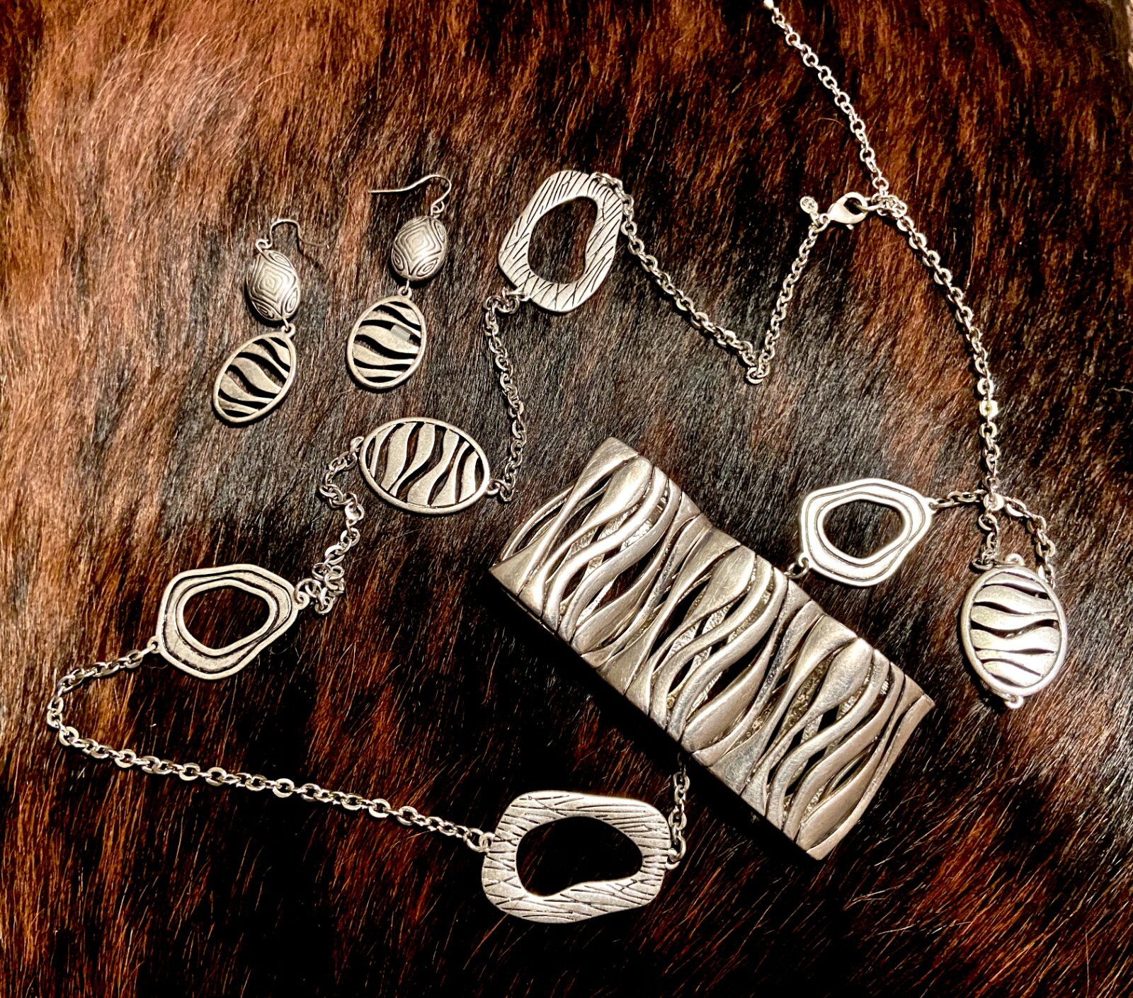 Beautiful Tiger Pattern, Silvertone Necklace, Bra… - image 1