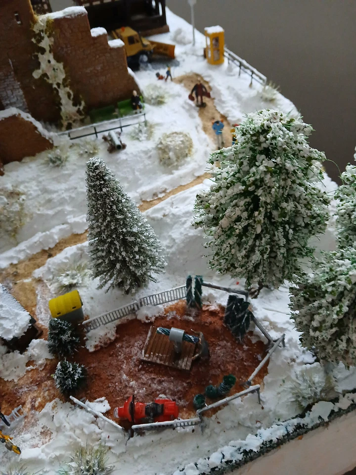 TOP-Winter-Diorama H0/1:87 Weihnachtsmarkt Stadtmauer Fachwerk Waldszene - Bild 4 von 4