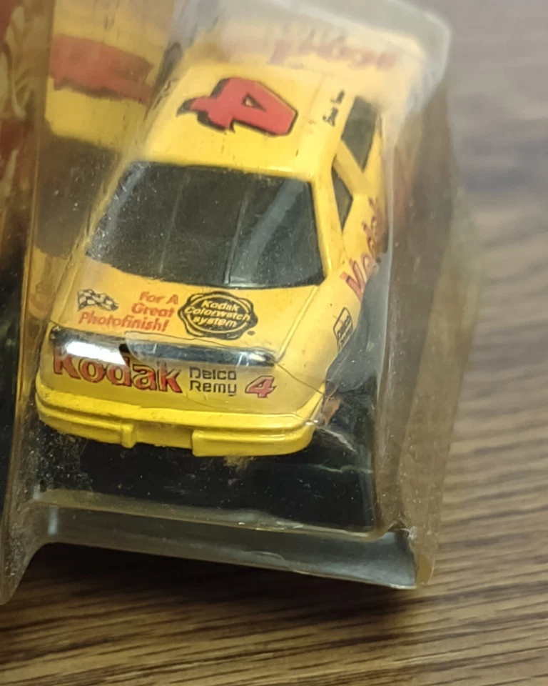 Coche diecast Kodak 1993 Racing Champions Ernie Irvan #4 1:64 - N20 dañado Foto 4 de 4