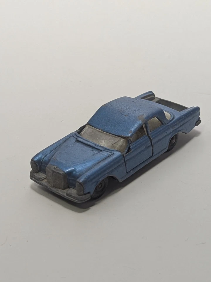 Mercedes-Benz 300 SE años 60 escala 1/64 (apertura de puertas y maletero) Lesney Matchbox 46 Foto 2 de 4