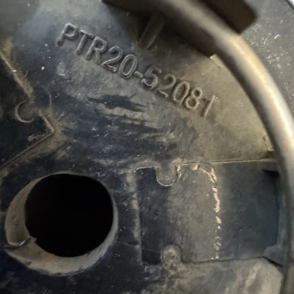 Used Genuine OEM 2008 - 2015 Scion XB Center Cap P/N PTR20-52081 C-059-1 - Изображение 4 из 4