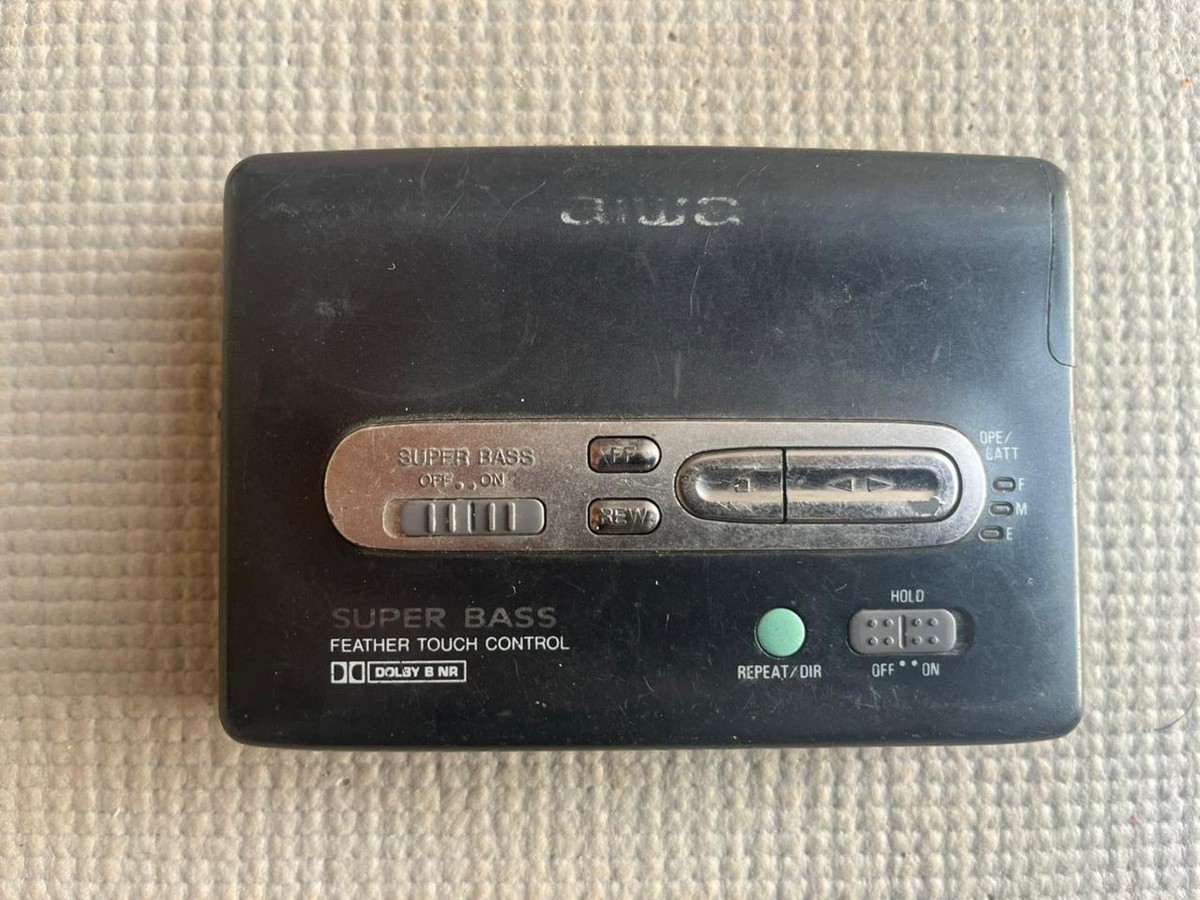 Lot of 4 Aiwa Portable Cassette Walkman Aiwa HS-J303, HS-PX347