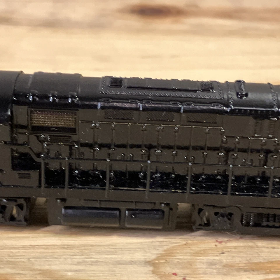 N-scale MRC  C420 UNDECORATED Locomotive - Image 3 of 4