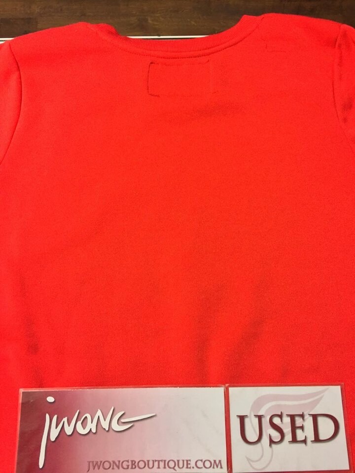 2010 Happy Holidays Penguin Skiing Sweatshirt Red Men Size Medium image 2