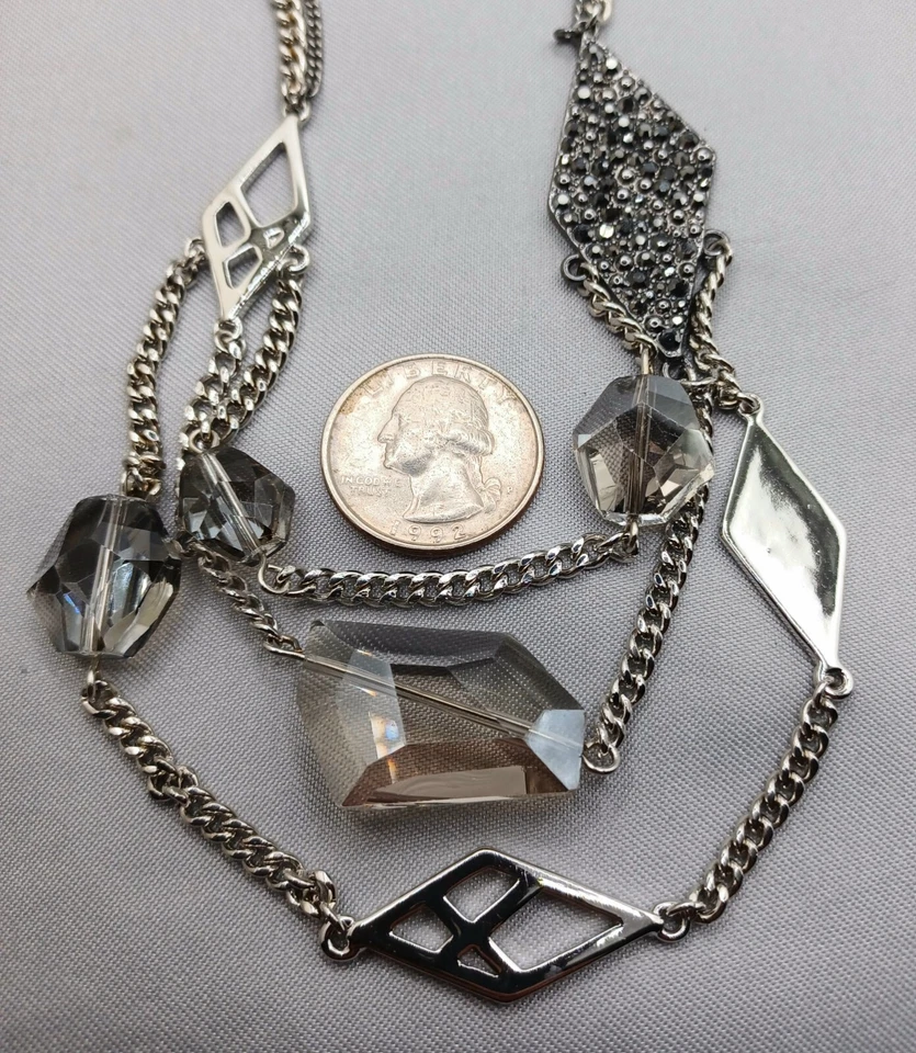 Collar Kenneth Cole Cristal Ahumado Tono Plata 3 Hilos Dijes Geométricos Foto 4 de 4