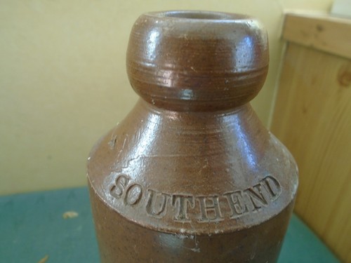 SCARCE VINTAGE HARRINGTONS SOUTHEND ON SEA - IMPRESSED TYPE GINGER BEER BOTTLE - Picture 4 of 6