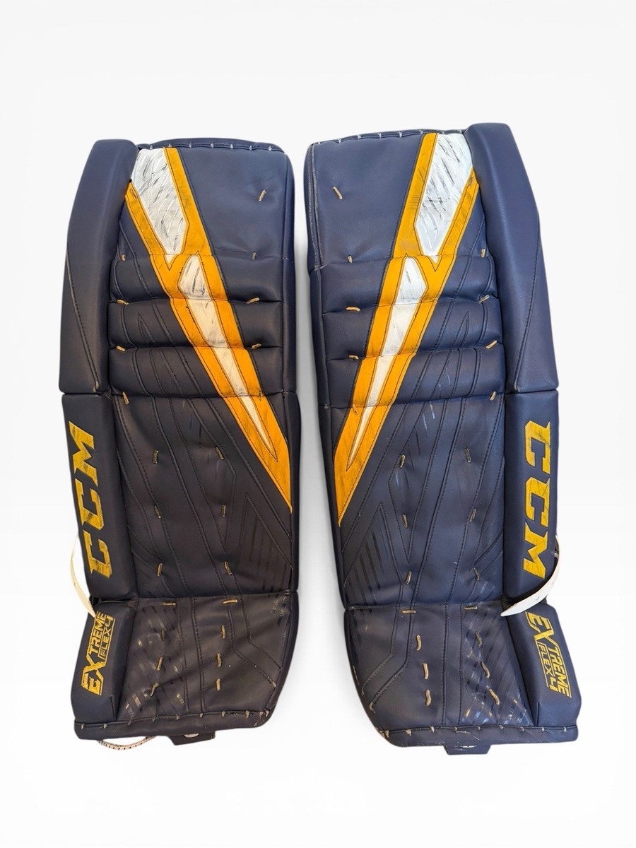 CCM Extreme Flex 4 Goalie Leg Pads 30” + Blocker + Glove INT-REG