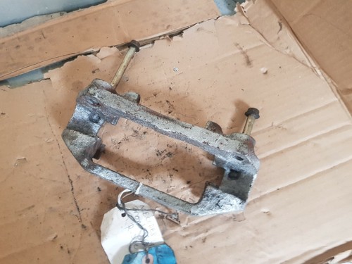 MERCEDES BENZ VITO W638 1996-00 BRAKE CALIPER PAD CARRIER REAR  - Picture 2 of 5