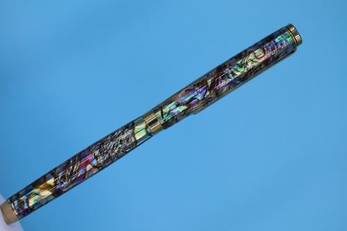 Penna a sfera slimline finitura oro titanio con guscio iridescente Paua Abalone - Foto 5 di 9