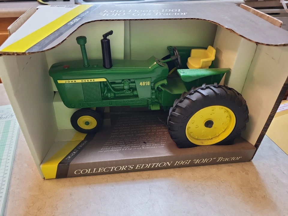 Ertl John Deere Collector's Edition 1961 "4010" gas tractor 1/16 Scale U.S.A.  - Image 2 of 4