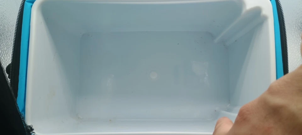 Igloo 6 latas forro duro aislado cuadrado bolsa refrigeradora negra y azul usada Foto 4 de 4