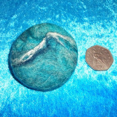 Ungewöhnliche handgefertigte große blaue Ozean nasse Nadel gefilzte Wolle Stoff Kunst Anstecknadel Brosche