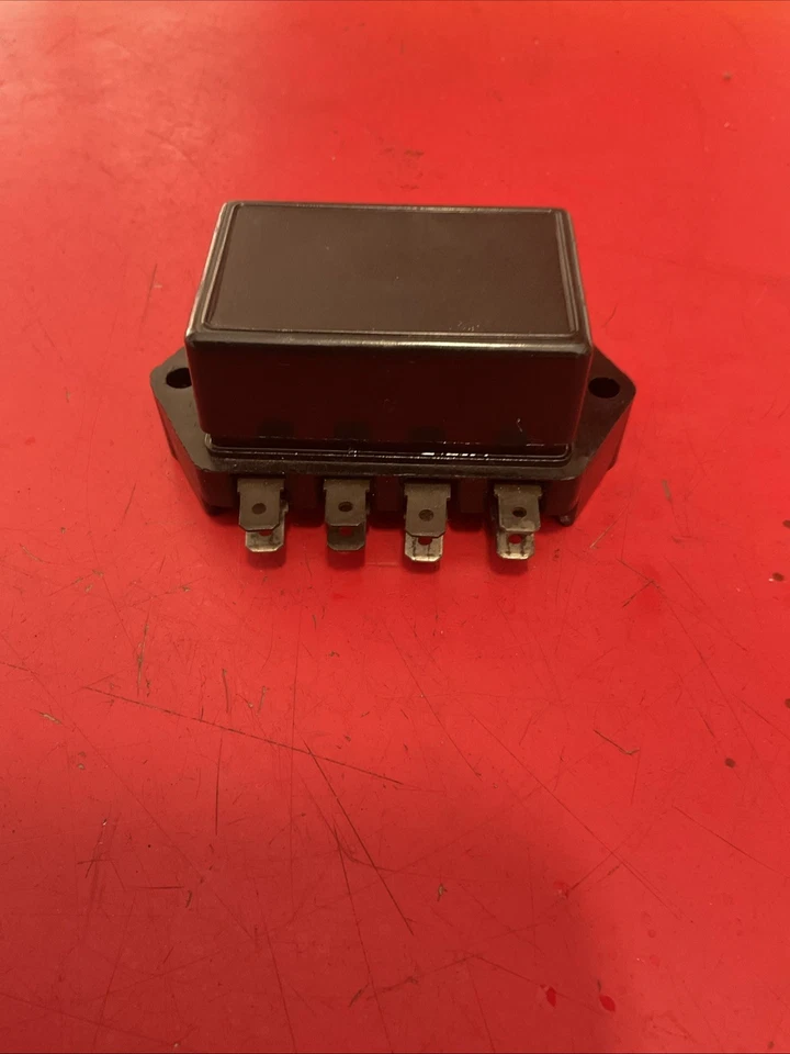 MG MGB MGC ROADSTER OR GT CAR 4 FUSE FUSE BOX AND LID LUCAS 37552 43/72 - Image 4 of 4