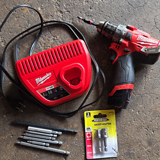 Milwaukee M12 12V Cordless Drill/Driver Kit Keyless Chuck Battery Charger