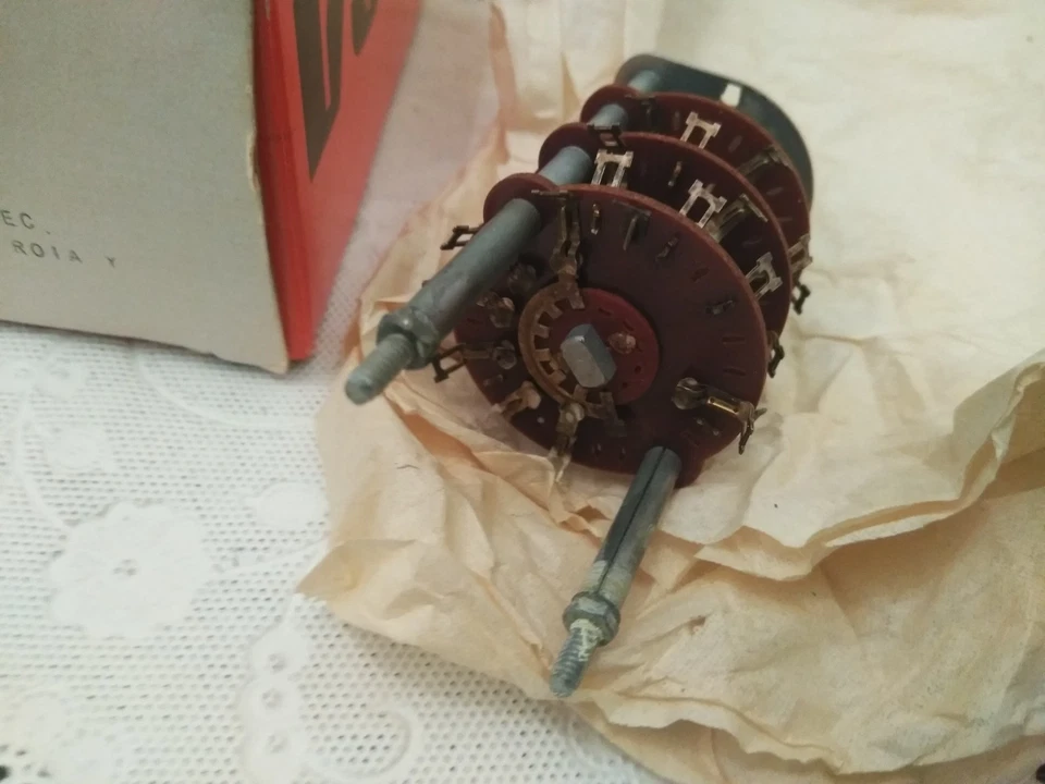 N.O.S. RCA 224892 Interruptor Función Rotativo / 7 CIR. 3 SEC. 5 POSICIONES ROTATIVAS Foto 3 de 4