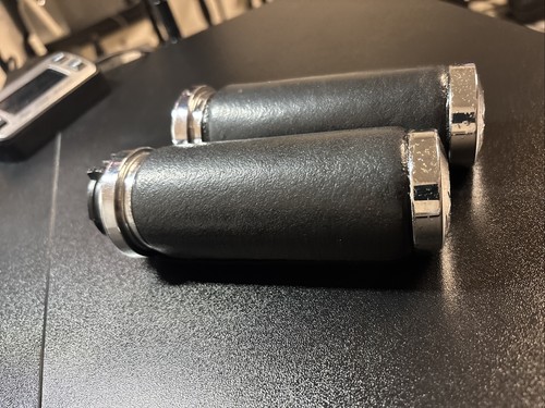 OEM Harley Black Leather Cushion Bar & Shield Hand Grips Dual Cable Touring - Picture 3 of 14