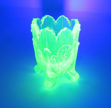VTG. FAN & FEATHER VASELINE URANIUM GLASS FOOTED TOOTHPICK HOLDER GLOWS VGUC