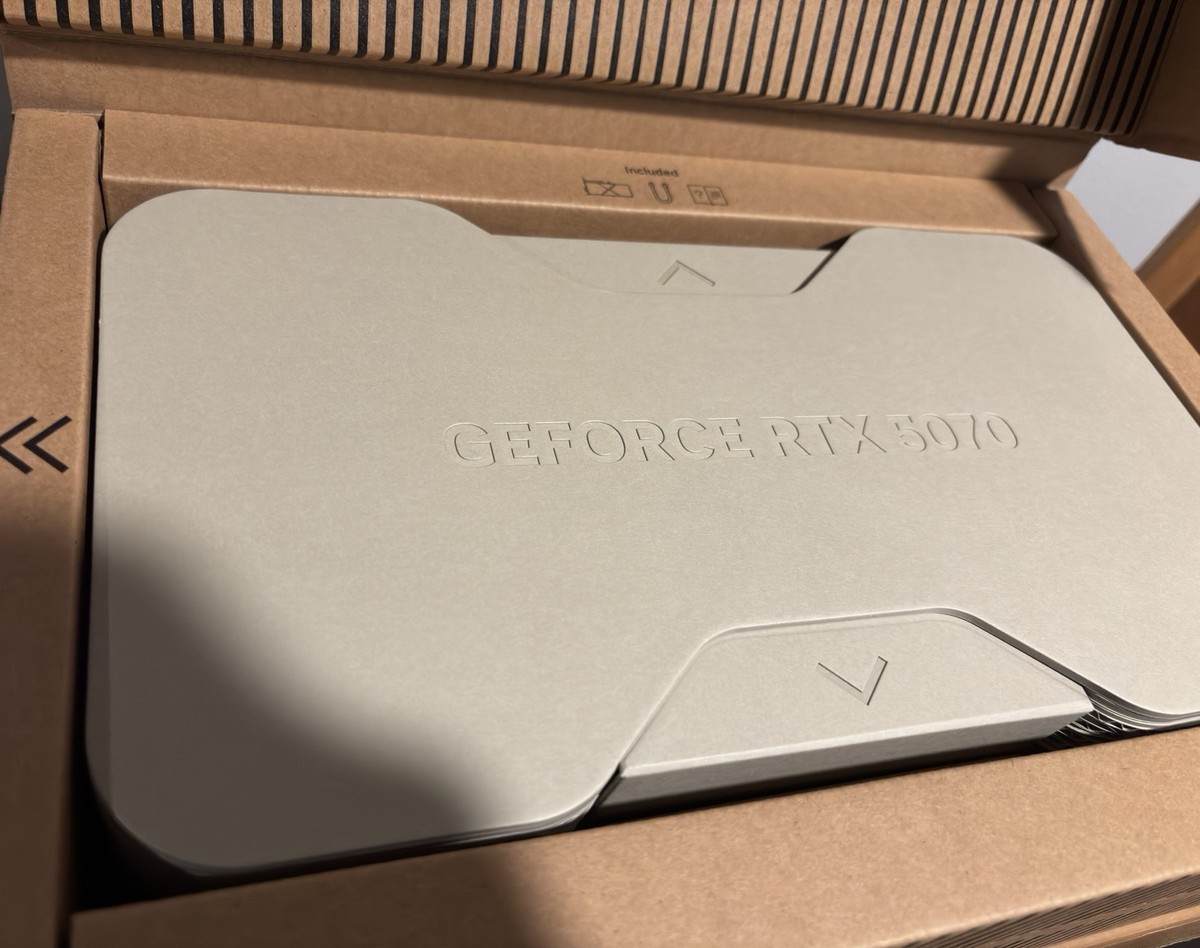RTX 5070 founders edition ほぼ未使用品。 RTX 5070 founders edition ほぼ未使用品。 動作確認済 GeForce