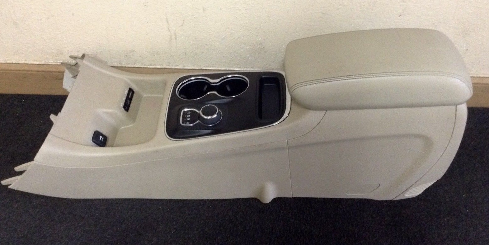 2014 2017 DODGE DURANGO CENTER CONSOLE W/ ARMREST CUP HOLDER FLOOR