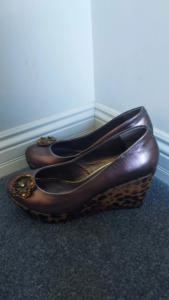 Tacones de cuña con estampado de cobre y leopardo brillantes metálicos de caja amarilla Foto 3 de 4