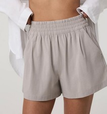 VUORI Villa Textured Short Size XS Tan Villa Pinstripe Short NWOT