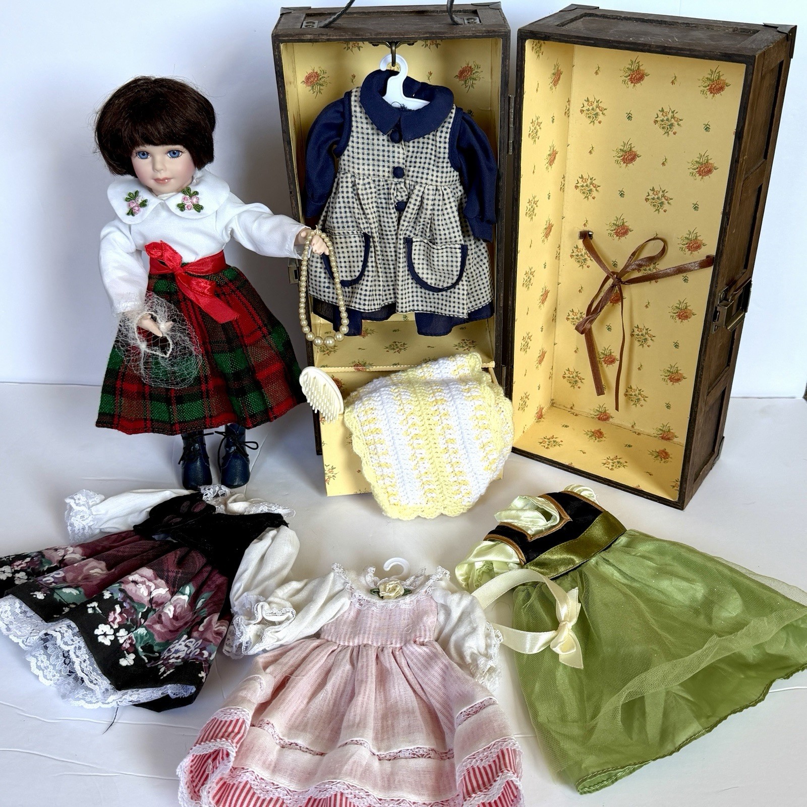 Vintage TRUDY TRAVELER Porcelain Doll + Wood Travel Case 5 Outfits Shoes Jewelry