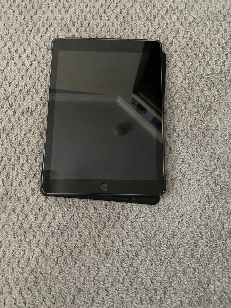 Apple iPad 9th generation 64gb Silver wifi SMALL CRACK ON Apple iPad 9th generation 64gb Silver wifi SMALL CRACK ON