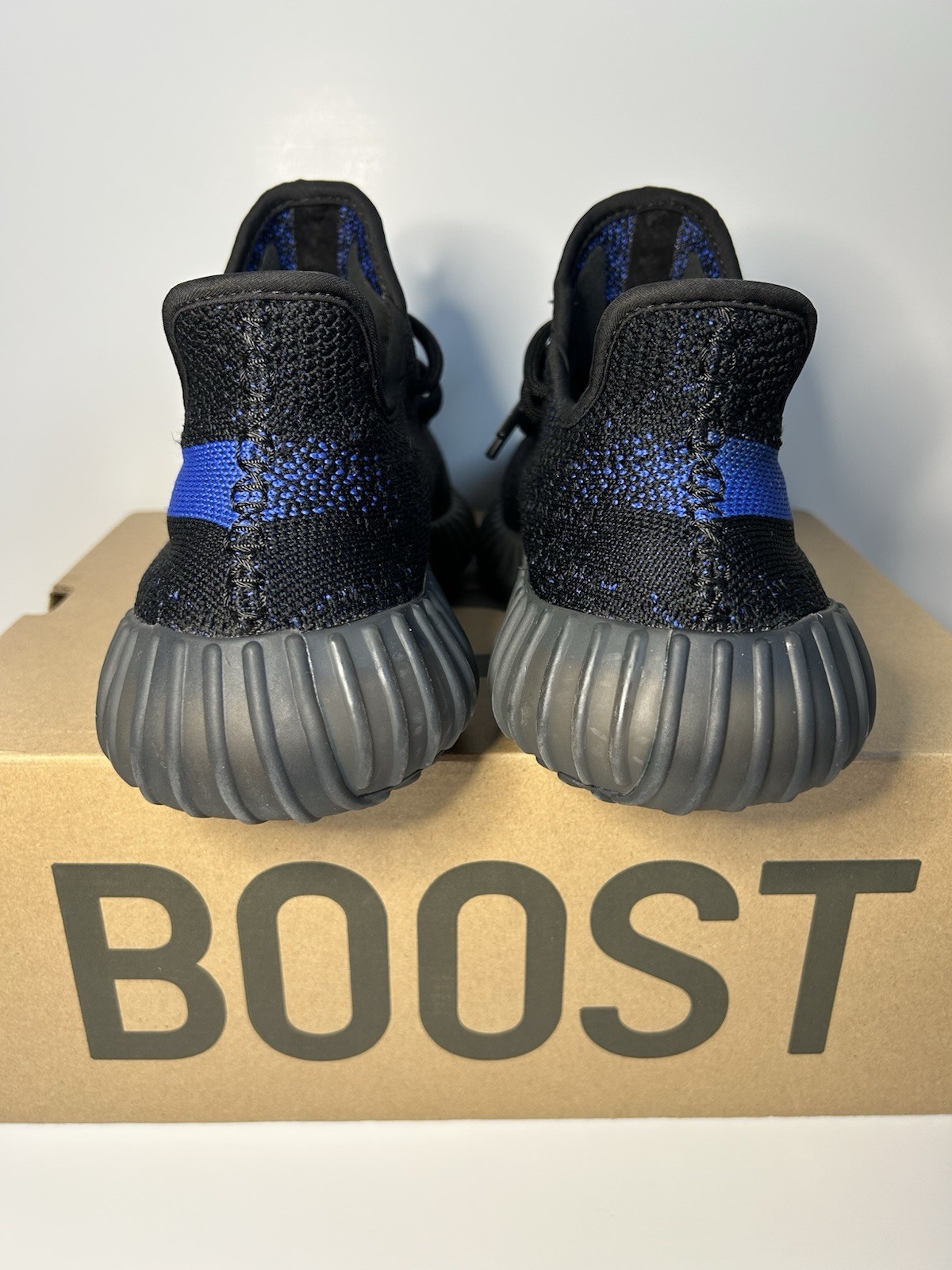Size 9 - Adidas Yeezy Boost 350 V2 Low Dazzling Blue Style GY7164 thumbnail 4
