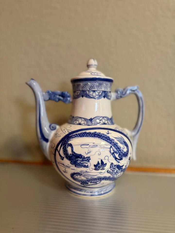 Tetera de porcelana china vintage azul y blanca dragón marca Qianlong pintada a mano Foto 2 de 4
