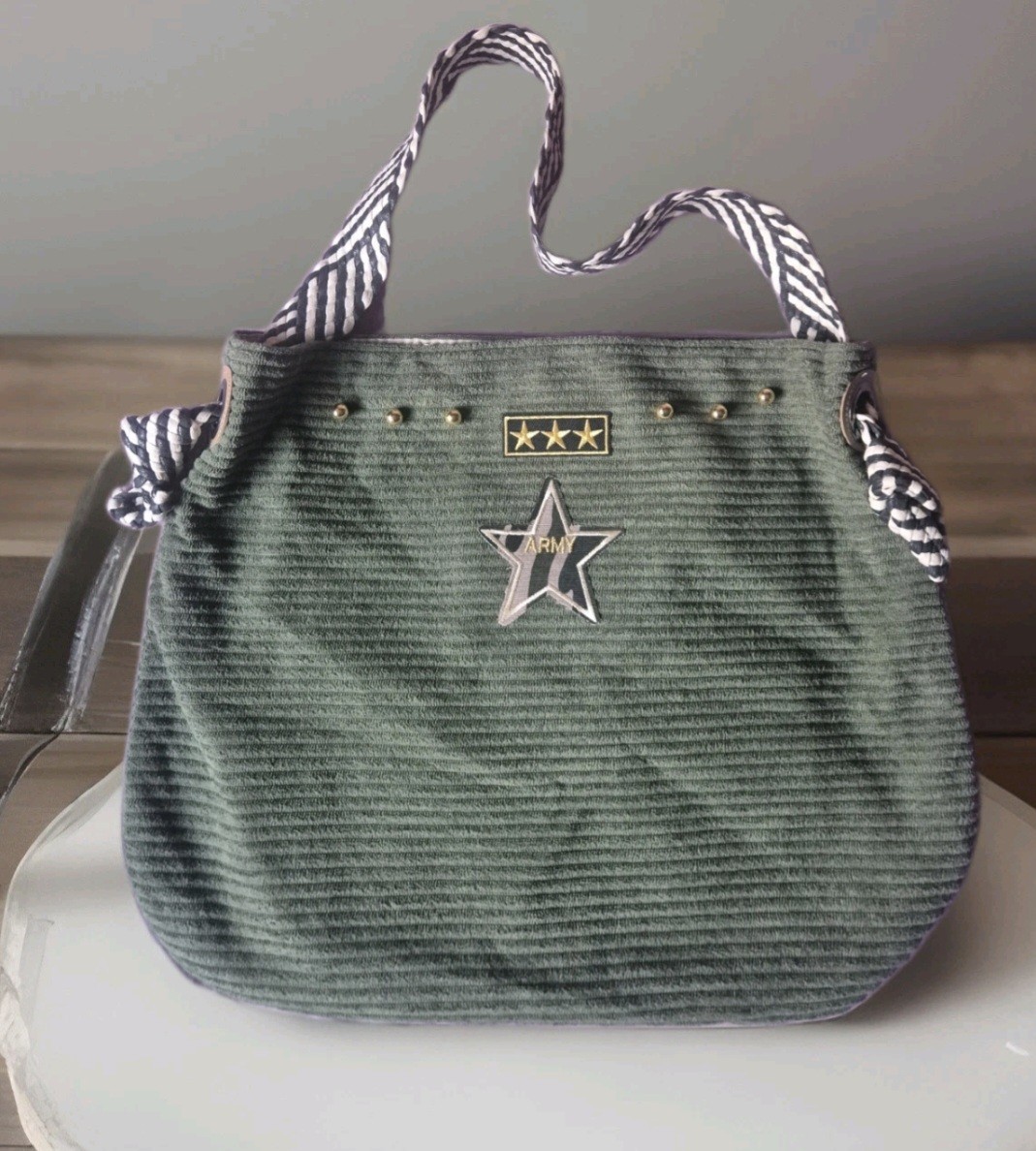 Bolso Tote verde caqui de pana suave con parches militares y perlas oro.