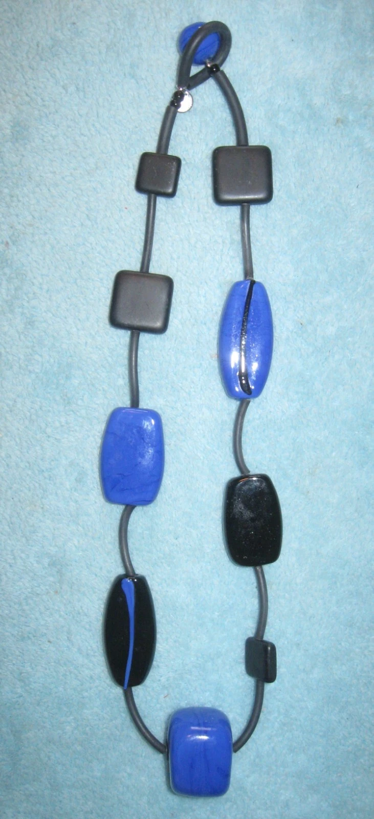 VETEMENTS SENIC Collana corta con perline grosse blu e nere con etichetta; 10 pollici; Marchio kashish?