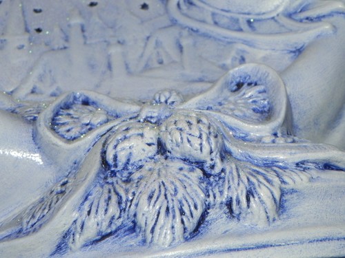 Corno natalizio in ceramica con Babbo Natale, slitta, città, dipinto bianco poi macchiato blu - Foto 9 di 12