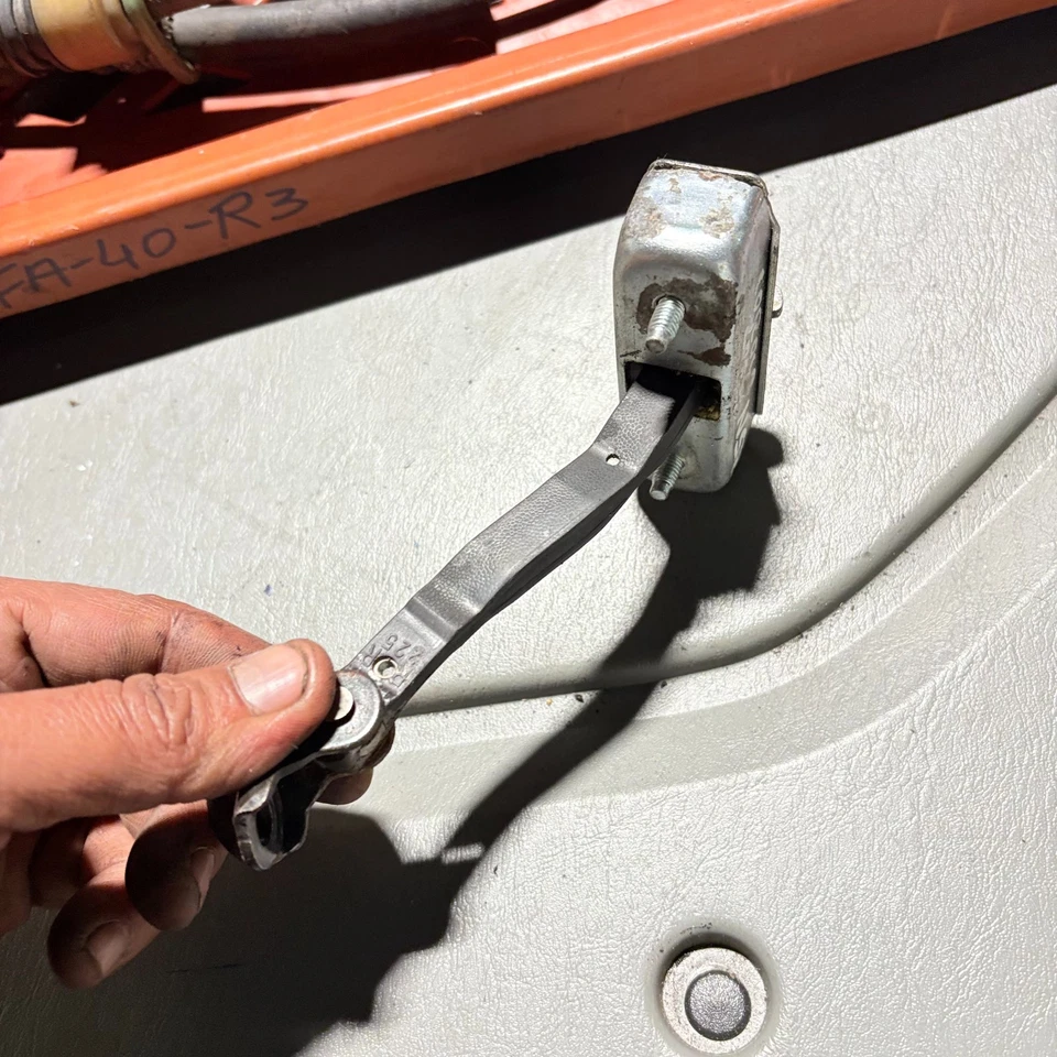 Correa de retención de puerta trasera izquierda pasajero Toyota Corolla 2000-2006 Foto 3 de 4