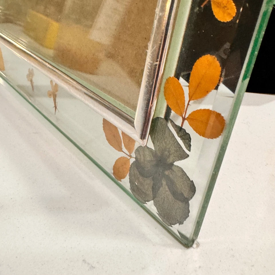 Marco de fotos de resina de flores prensadas hecho a mano de 5,5" x 7" vidrio tono plata acento Foto 4 de 4