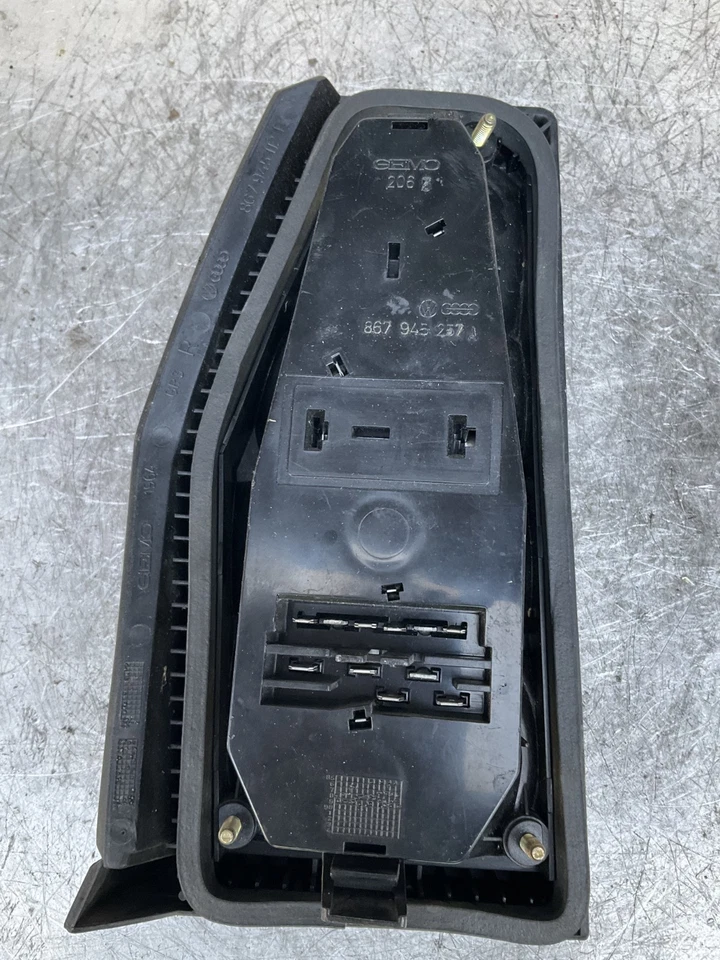 Fanale posteriore destro per modello VOLKSWAGEN POLO 2 serie anno dal 1981 usato - Immagine 4 di 4