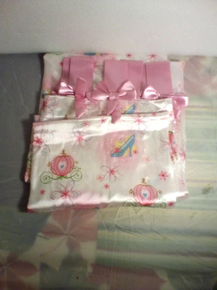 Zapatilla Disney Princesa Cenicienta Panel Cortina Blanco Rosa Arcos 20"" x 80"" Usada en Excelente Condición Foto 2 de 2