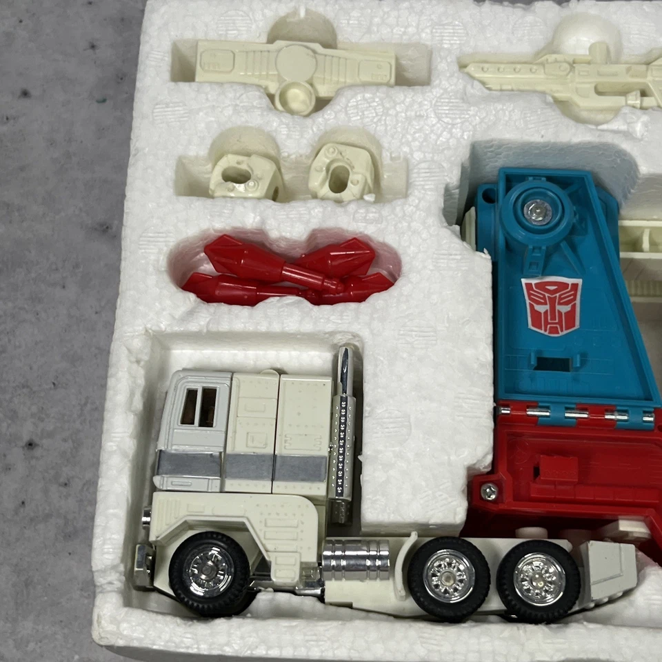 Vintage G1 Transformers Ultra Magnus - Complete w/ box and Insert Hasbro Autobot - Image 3 of 4