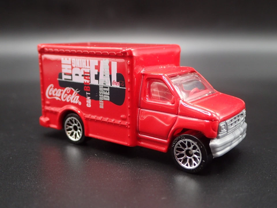 1999 99 FORD E SERIES BOX VAN COCA COLA RED 1:80 SCALE DIORAMA DIECAST MODEL CAR - Image 4 of 4