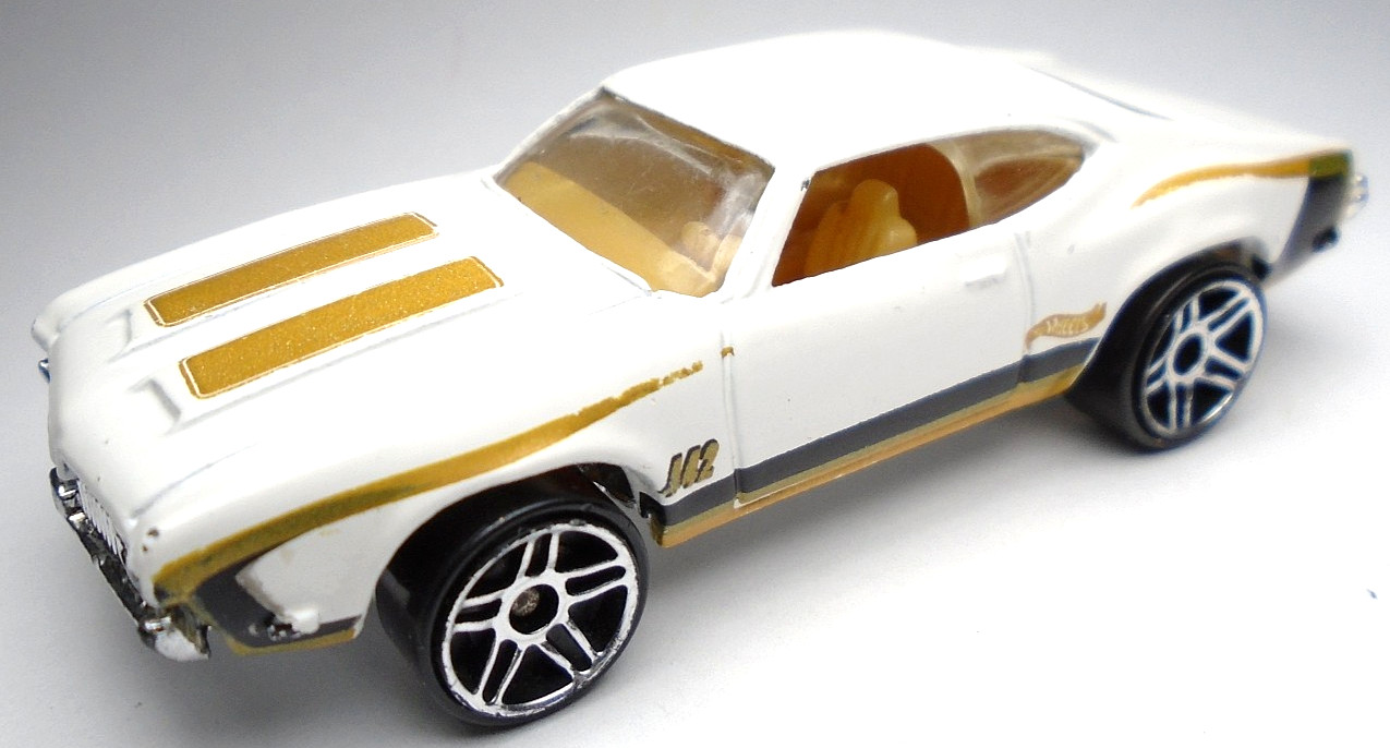 2000 HOT WHEELS OLDSMOBILE OLDS 442 WHITE 1:64 DIECAST 2 7/8" CAR W GOLD & BLACK
