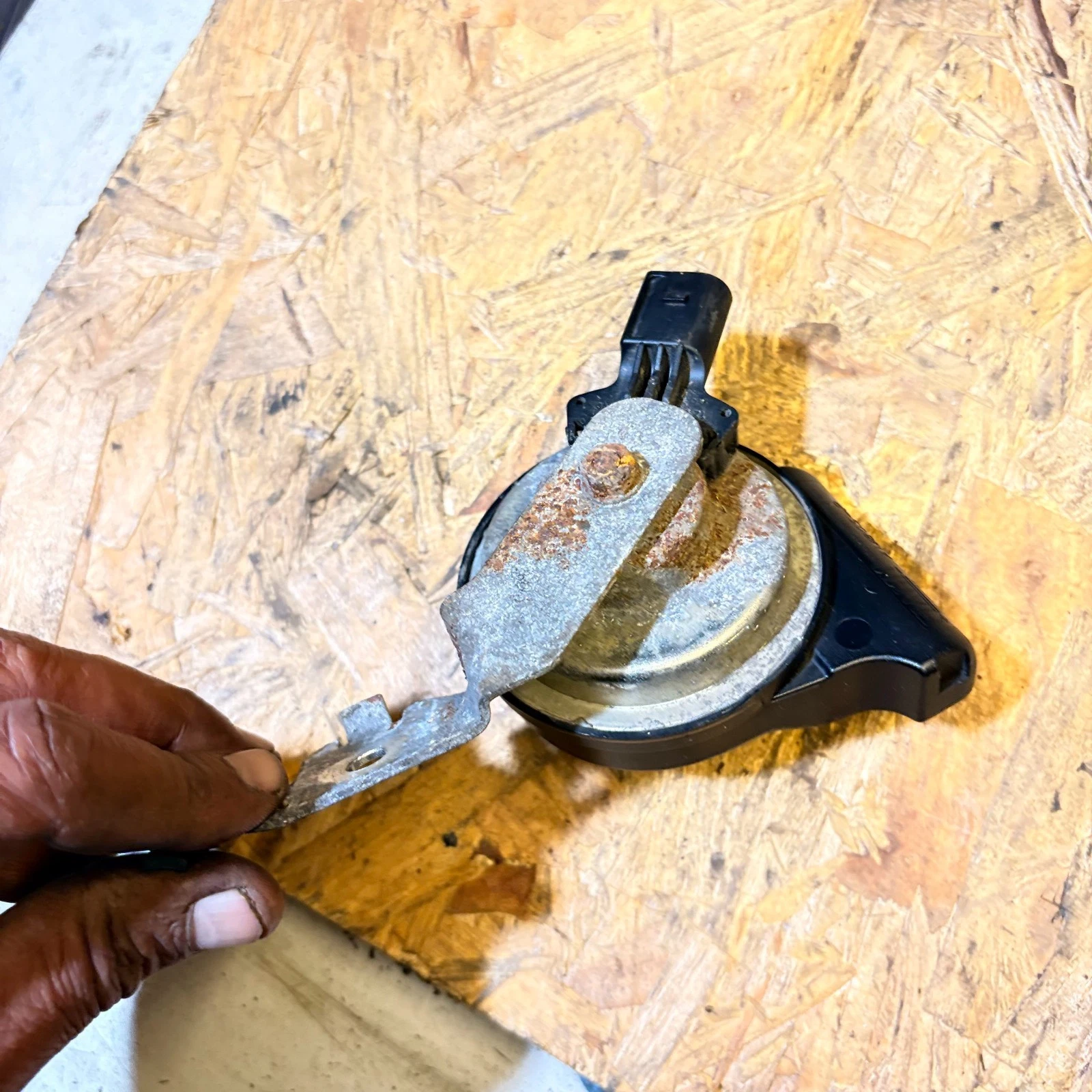 Volkswagen Tiguan 5N low horn rear view