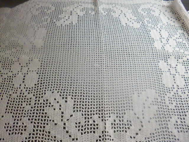 Von Oma: Schöne Häkeldecke 125 x 55 cm Spitzen-Decke Tischdecke Landhaus Stil - Bild 3 von 4