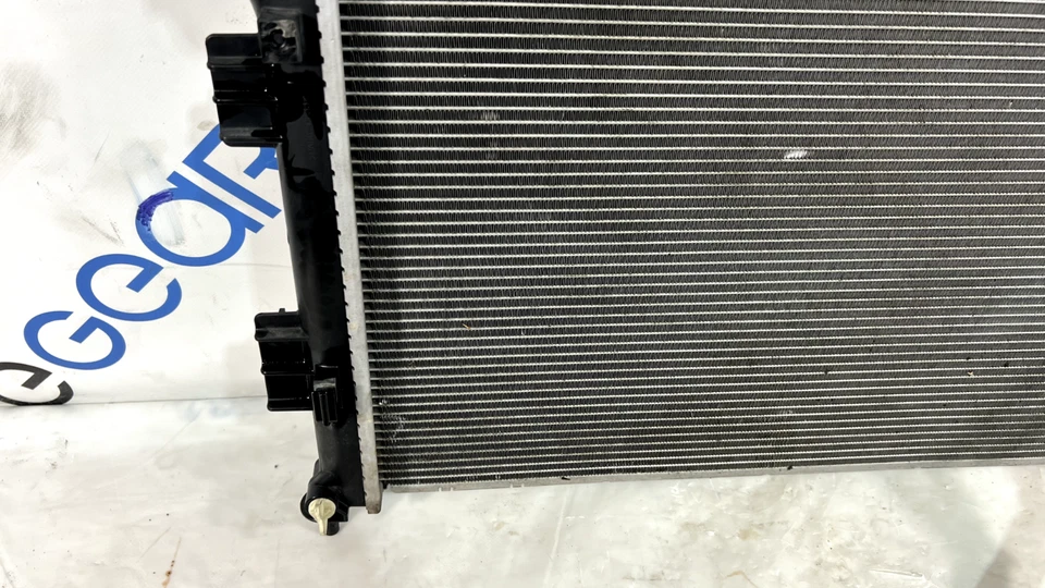 Radiador de motor OEM 2018 Kia Soul 25310-B2050 2014 2015 2016 2018 2019 Foto 3 de 4