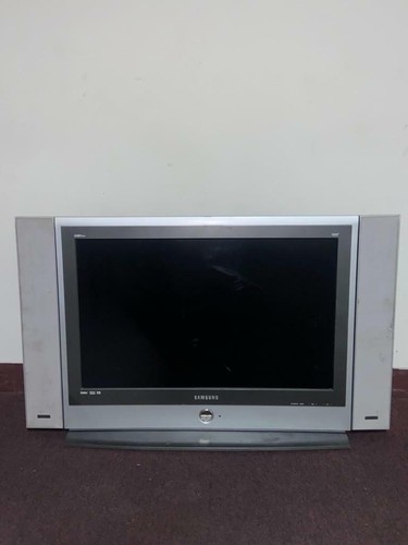 SAMSUNG 32' LCD FLATSCREEN TV WITH 