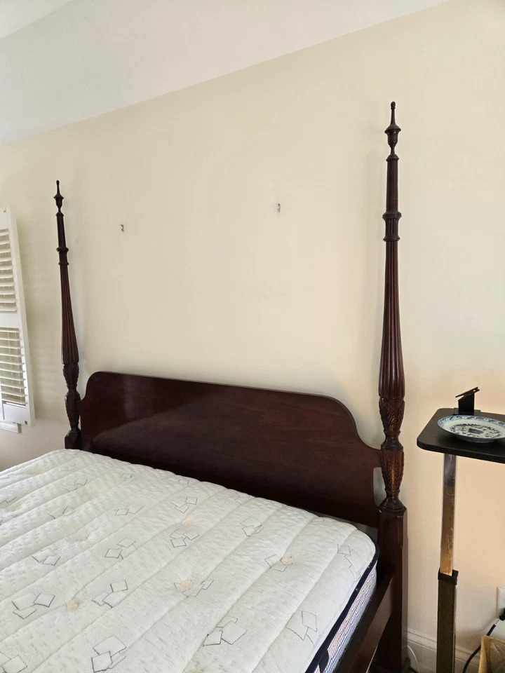 EXCEPTIONAL signed BAKER contemporary KING SIZE MAHOGANY POST TESTER BED - Image 3 of 4